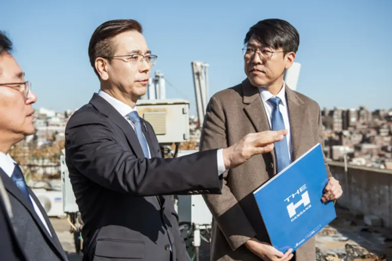 한남4구역을 방문한 이한우 현대건설 대표(가운데) (사진제공=현대건설)