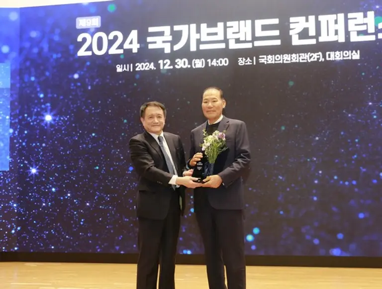 대보그룹 최동규 회장이 국가브랜드진흥원이 주최한 국가브랜드컨퍼런스에서 스포츠세계화 부문 대상을 수상했다. 조동성 산업정책연구원 이사장(왼쪽)과 최등규 대보그룹 회장 (사진제공=대보그룹)