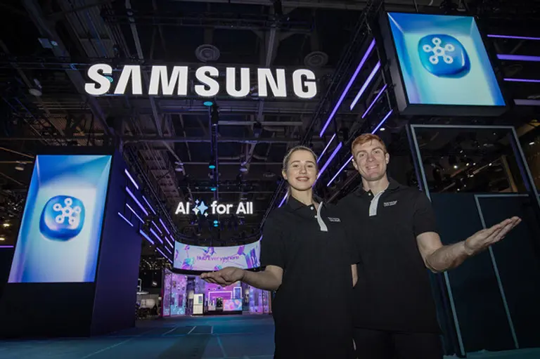 삼성전자 모델이 CES 2025가 열리는 미국 라스베이거스 컨벤션 센터에 위치한 삼성전자 전시관을 소개하고 있다. (제공 삼성전자)