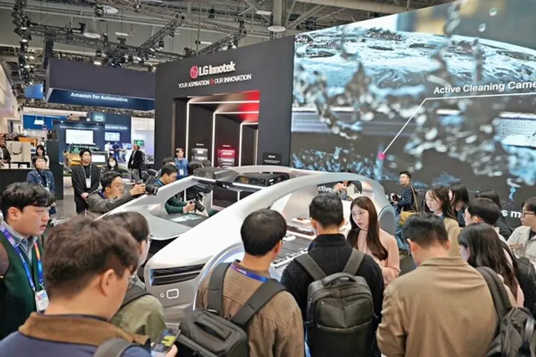 국내 기자단이 LG이노텍 프리 부스투어에 참여하고 있는 모습. (제공 LG이노텍) 