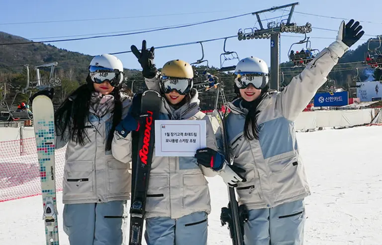 모델들이 장기고객 초대드림 혜택을 알리고 있다. (제공 KT)