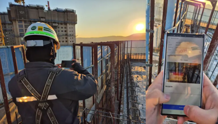 HDC현대산업개발 직원이 건설현장에서 모바일로 I-QMS를 활용해 품질점검을 진행하고 있다. (사진제공=HDC현대산업개발)