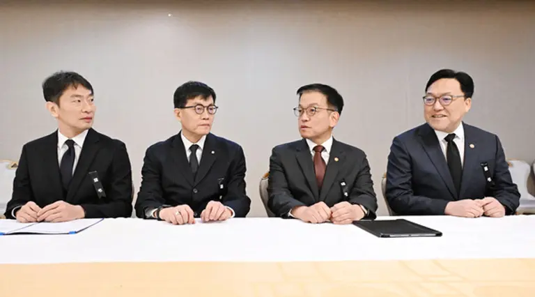 최상목 대통령 권한대행 부총리 겸 기획재정부 장관은 지난 3일 서울 종로구 정부서울청사에서 열린 거시경제·금융현안 간담회를 주재했다. 왼쪽부터 이복현 금감원장, 이창용 한국은행 총재, 최상목 권한대행, 김병환 금융위원장이다. [출처: 기획재정부]