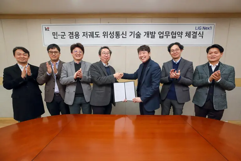 (맨 왼쪽에서 4번째부터)이종식 KT미래네트워크연구소장, 김도경 LIG넥스원 C4I연구소장. (제공 KT)