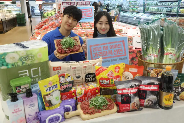 이마트 용산점에서 모델들이 