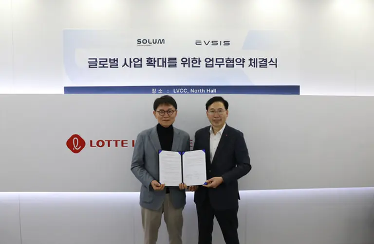 (오른쪽) 오영식 EVSIS 대표이사, (왼쪽) 전성호 솔루엠 대표이사