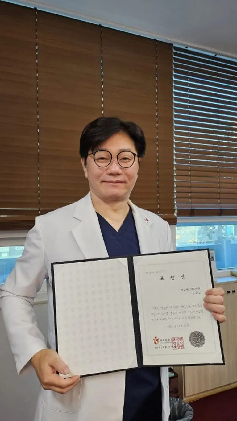 강남제이에스병원 송준섭 대표원장이 한국관광공사로부터 수여받은 표창장을 들고 있다.