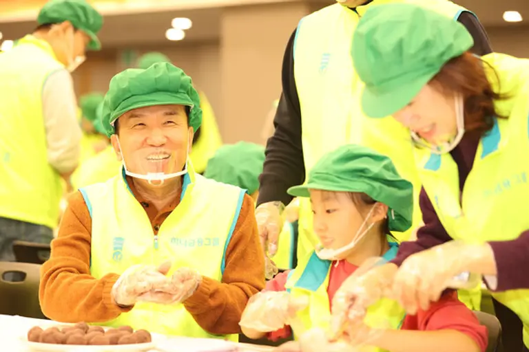 함영주 하나금융그룹 회장(왼쪽)이 지난 11일 그룹 명동 사옥 대강당에서 하나사랑봉사단과 함께 우리나라 전통 떡인 오쟁이떡 300세트를 빚었다. [출처: 하나금융그룹]