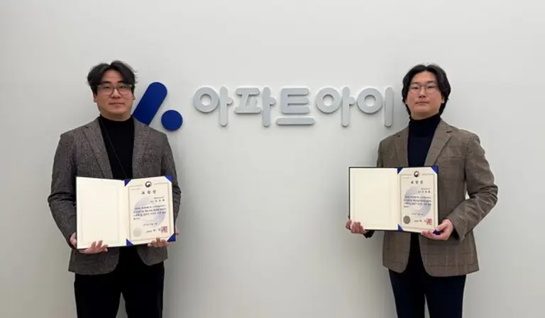 아파트아이가 소방청으로부터 회재예방 공로를 인정받아 표창을 수여 받았다. 아파트아이 기획팀 유관형 팀장(오른쪽)과 김경록 대리가 표창장을 수여받고 기념촬영을 하고 있다. (사진제공=아파트아이)