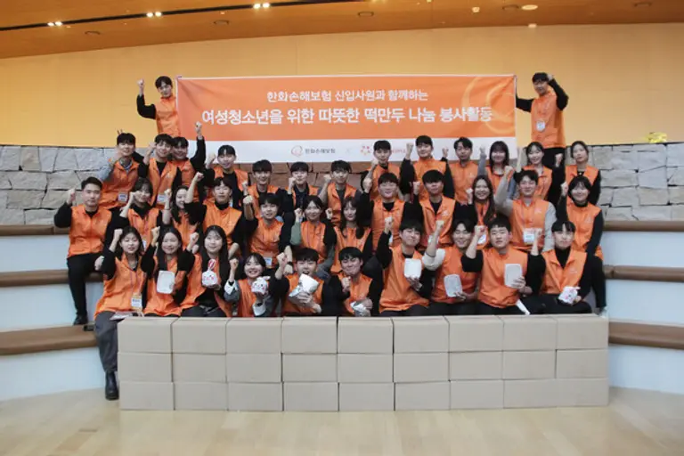 올해 1월 입사한 신입사원 37명은 지난 13일 서울 영등포구 여의도 한화손보 본사 4층 타운홀에서 만두를 손수 빚고, 떡만둣국 재료를 포장해 기부했다. [출처: 한화손해보험]