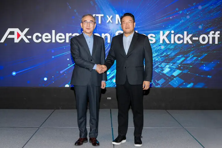 KT 김영섭 대표(좌측)와 한국마이크로소프트 조원우 대표. (제공 KT)