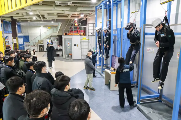 계룡건설 신입사원들이 충북 제천 안전체험교육장을 방문해 생활 안전과 건설현장 안전·응급처치 교육을 받고 있다. (사진제공=계룡건설)