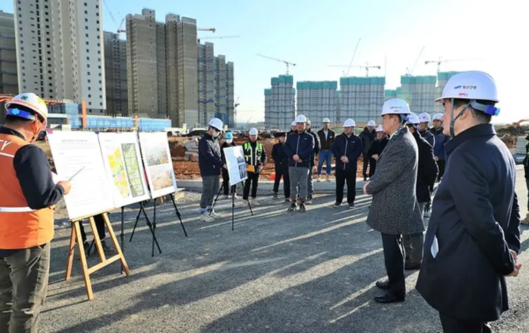 지난 1월 2일 평택 화양지구 도시개발사업 현장을 방문한 정장선 평택시장(오른쪽 두번째) (사진출처=평택시) 