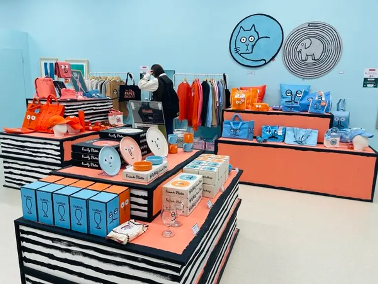  * 서울 가산동 퍼블릭가산에서 진행 중인 전시 ‘장줄리앙의 종이세상’은 프랑스 작가 장줄리앙의 독창적 세계관을 보여주는 종이 작품들로 구성된 전시로, 예술 작품 같은 굿즈로도 관람객들의 큰 관심을 받고 있다. 사진은 다양한 굿즈들. /제공: 씨씨오씨