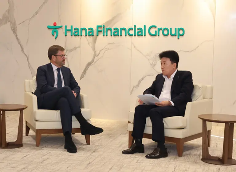 함영주 하나금융그룹 회장(오른쪽)은 지난 17일 서울 중구 을지로 하나금융그룹 명동 사옥에서 미국 사모펀드 운용사인 베인캐피탈의 존 코노턴(John Connaughton) 글로벌 CEO를 접견해 국내 투자 확대 전략에 대한 의견을 나눴다. [출처: 하나금융그룹]