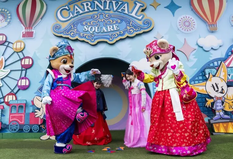 한복을 입은 에버랜드 레니, 라라 캐릭터와와 직원들이 K-놀이를 즐기며 고객들에게 설 인사를 보내고 있다.