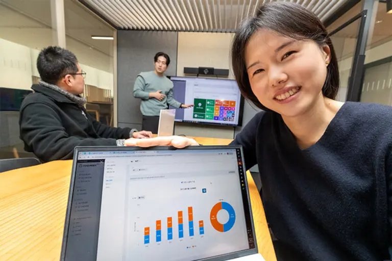 KT 직원들이 TV 애드 인덱스로 광고 효과를 분석 중인 모습. (제공 KT)