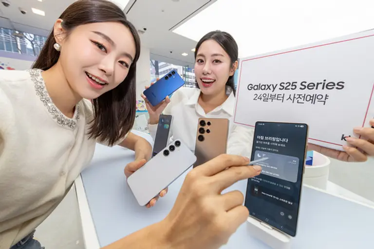 모델들이 KT ‘갤럭시 S25 시리즈’ 사전 예약을 소개하고 있다. (제공 KT)