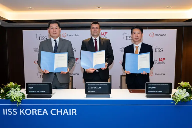 20일 싱가포르 샹그릴라호텔에서 진행된 ‘코리아 체어(Korea Chair∙한국 연구 석좌직)’ 신설 서명식에서 참석자들이 서명을 하고 있다. (왼쪽부터) 한국국제교류재단(KF) 김기환 이사장, 국제전략문제연구소(IISS) 기거리히 소장, 한화에어로스페이스 문지훈 부사장