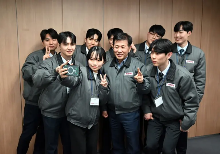 요진건설 신입사원들이 정찬욱 대표(앞줄 왼쪽 3번째)와 기념사진을 촬영하고 있다. (사진제공=요진건설산업)