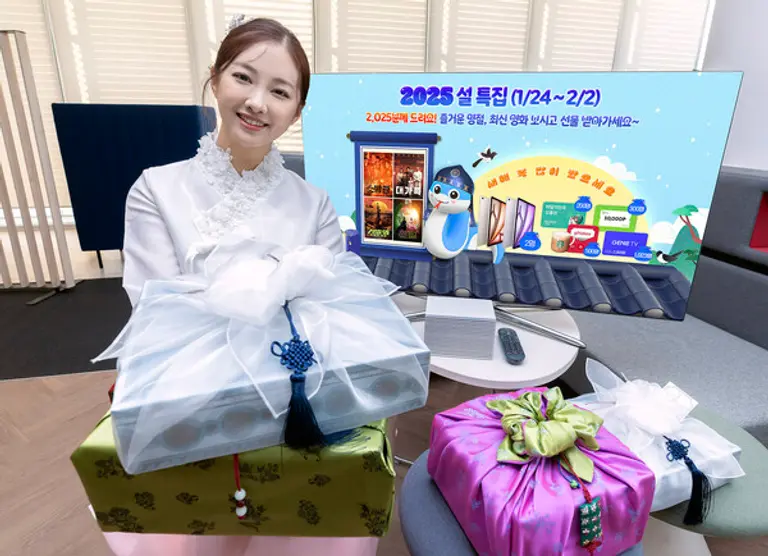 모델이 KT 지니 TV 설 특집관을 소개중인 모습. (제공 KT)