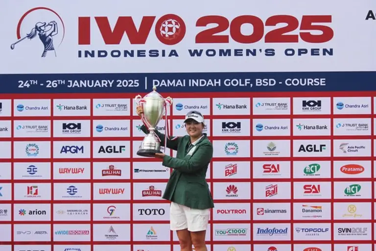 황유나 선수가 KLPGA 2025 드림투어 인도네시아 여자오픈 우승 트로피를 들어올리고 있다. (사진제공=아시아골프리더스포럼)
