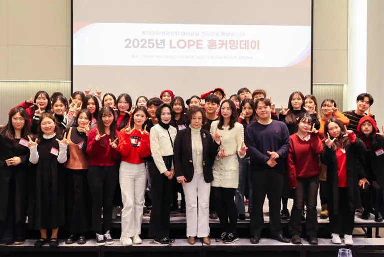 롯데장학재단 장혜선 이사장과 롯데재단 신영자 의장(사진 가운데)이 LOPE 소속 롯데장학생들과 함께 기념사진을 촬영하고 있다. (사진제공=롯데장학재단)