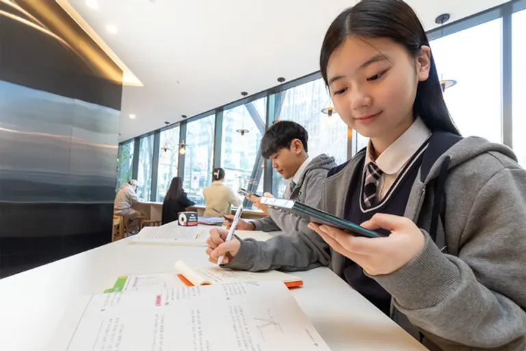 모델이 KT 인공지능(AI) 문제풀이 ‘콴다’ 구독 서비스를 이용하는 모습. (제공 KT)