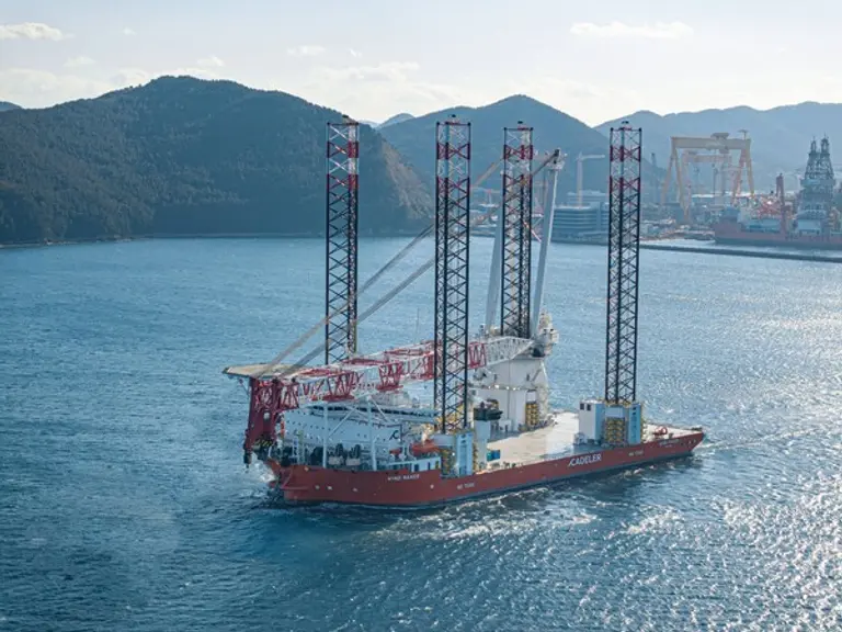 한화오션이 건조한 대형 해상풍력발전기 설치선(WTIV) 시운전 모습