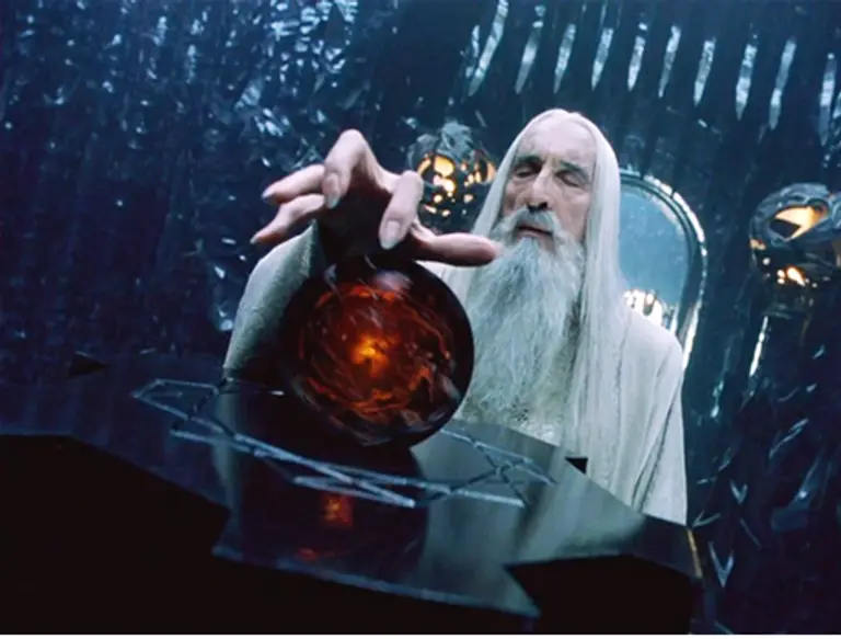 영화 반지의제왕. 어둠의 마범사 사루만이 천리안 수정구 팔란티어를 사용하고 있다. 