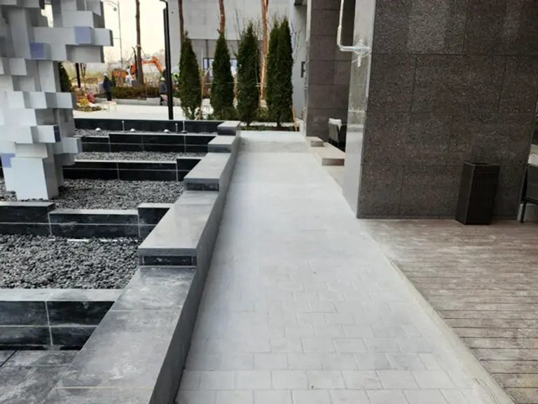 오산 세마 트라움 건설 현장에 시공한 이산화탄소 반응경화 시멘트로 제조된 보도블록 (사진제공=롯데건설)