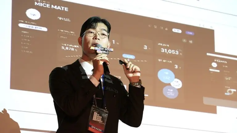  * 마인즈그라운드 민환기 대표이사가 파격적인 성과급에 대해 발표하고 있다.