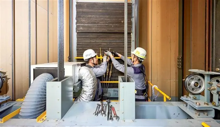현대엘리베이터의 특별점검단 직원들이 승강기 정밀점검을 진행하고 있다.