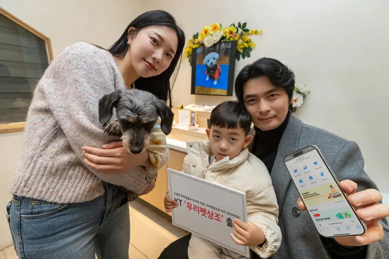 모델들이 KT 제휴상품 ‘우리펫상조’를 소개하는 모습. (제공 KT)