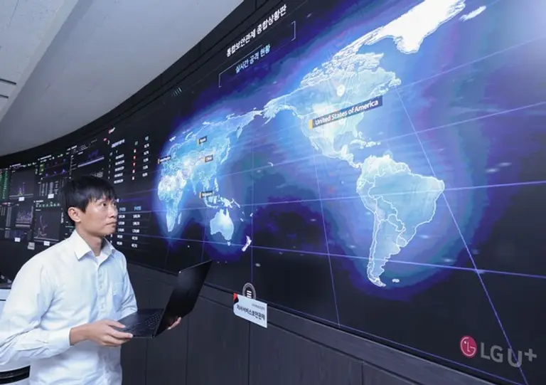 LGU+ 임직원이 고객피해방지 분석시스템을 활용해 사이버위협에 대해 관제하고 있는 모습. (제공 LGU+) 