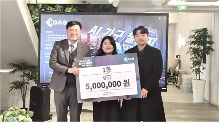  * 민경중 코아스 대표(왼쪽)가 중앙대 공브연팀에게 1등 상과 상금을 수여하고 있다./ 제공=코아스