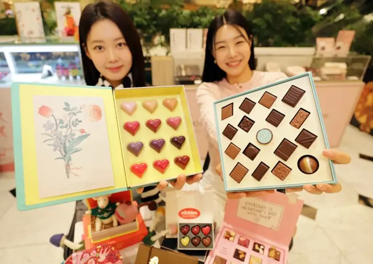 발렌타인데이를 앞두고 신세계백화점 강남점에서 모델들이 초콜릿을 소개하고 있다. (사진제공 =신세계백화점)