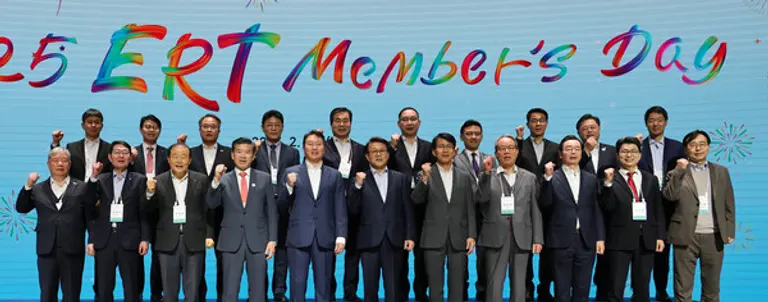 2025 ERT 멤버스데이: 최태원 대한상의 회장과 참석자들이 기념촬영을 하고 있다. (사진제공=대한상공회의소)