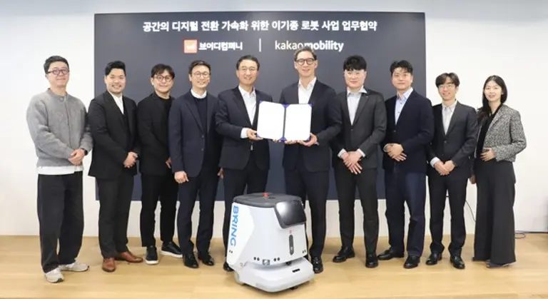 장성욱 카카오모빌리티 미래이동연구소장(오른쪽 다섯 번째)과 함판식 브이디컴퍼니 대표(오른쪽 여섯 번째) 등 관계자들이 협약식을 마친 뒤 기념사진을 촬영하고 있다. (제공 카카오모빌리티)