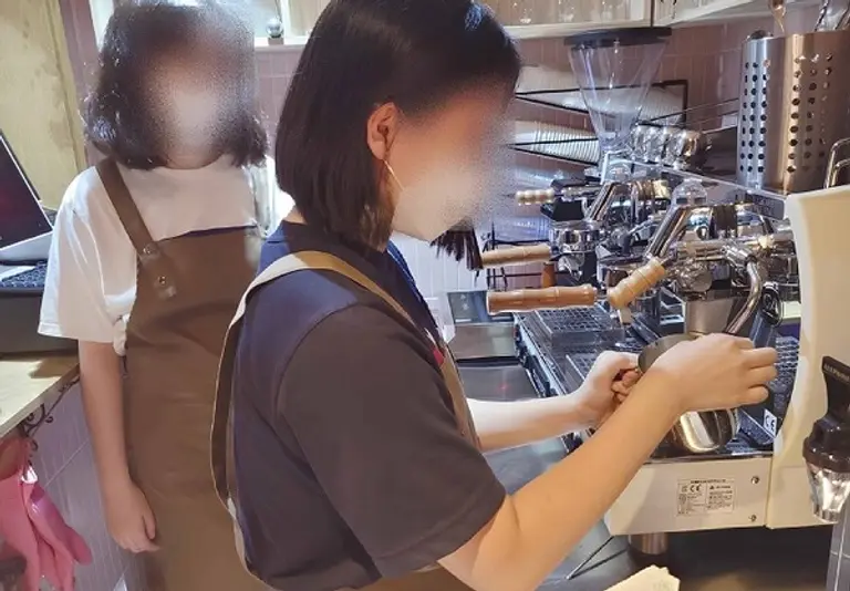 복권기금으로 운영되는 청소년복지시설 사업의 일환인 ‘인턴십 활동 프로그램(바리스타)’ 참여한 청소년의 모습 [사진=여성가족부]