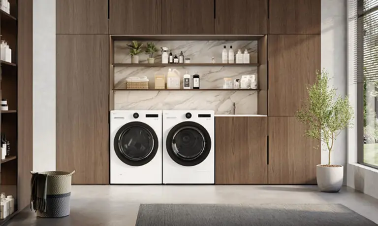 LG전자 히트펌프 건조기(사진 오른쪽. 모델명: DLHC5502)가 세탁기와 병렬로 설치된 모습. (제공 LG전자)