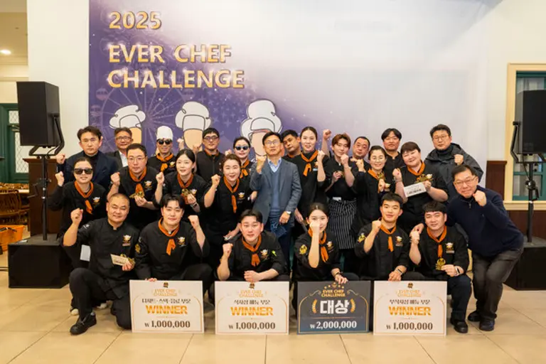 삼성물산 리조트부문 정해린 사장(가운데)이 요리 경연대회 참가자들과 함께 기념사진을 촬영하고 있다.