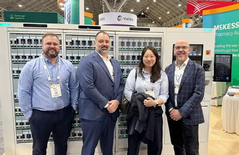  미국 뉴올리언스서 열린 ASHP 2024 전시회에서 한미약품과 McKesson Automation 관계자들이 기념 촬영을 하고 있다. 왼쪽부터 맥케슨 오토메이션 영업 및 사업개발 부사장 케빈 클루티에(Kevin Cloutier), 맥케슨 캐나다 기술 솔루션 부사장 이브 블랑셰트(Yves Blanchette), 한미약품 해외영업팀 이지현 그룹장, 맥케슨 캐나다 오토메이션 부사장 겸 총괄 매니저 스티브 데니슨(Steve Dennison).