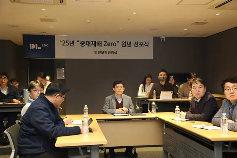 이길포 DL이앤씨 안전보건경영실장(CSO)(가운데)을 비롯한 관계자들이 참석한 가운데 열린 ‘중대재해 Zero 원년 선포식’이 진행되고 있다. (사진제공=DL이앤씨)