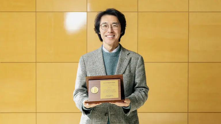 제32회 한국반도체학술대회(KCS)에서 제8회 강대원상(소자/공정 분야)을 수상한 SK하이닉스 이강욱 부사장. (제공 SK하이닉스) 