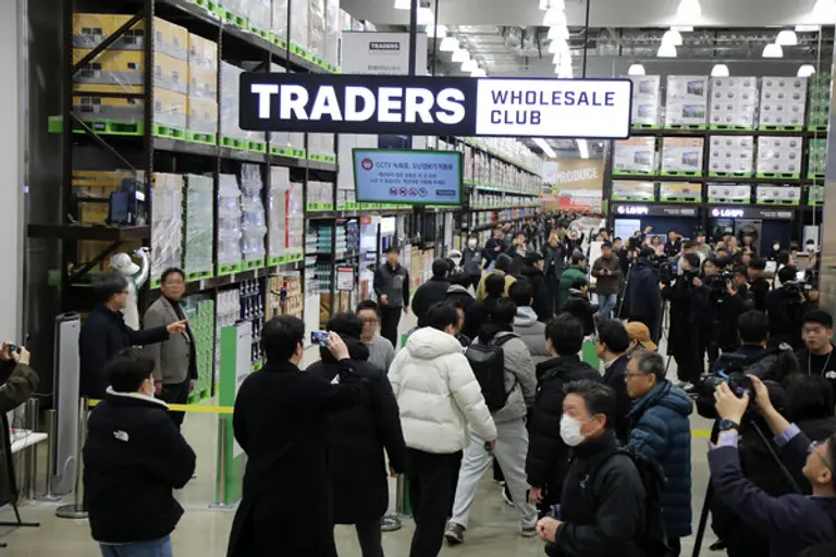 이마트 마곡점이 오픈 첫날 쇼핑객들과 취재진으로 붐비고 있다. (사진제공=이마트) 