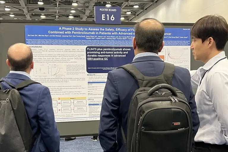 한미약품 ONCO임상팀 이동준 연구원(오른쪽)이 지난달 23일 열린 미국임상종양학회 소화기암 심포지엄에서 ‘티부메시르논’ 임상 2상 단계 1의 최종 결과가 담긴 포스터 내용을 설명하고 있다.
