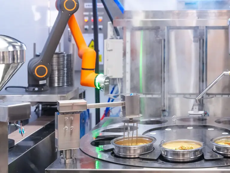 한화로보틱스 조리로봇이 라면을 끓이고 있다. 