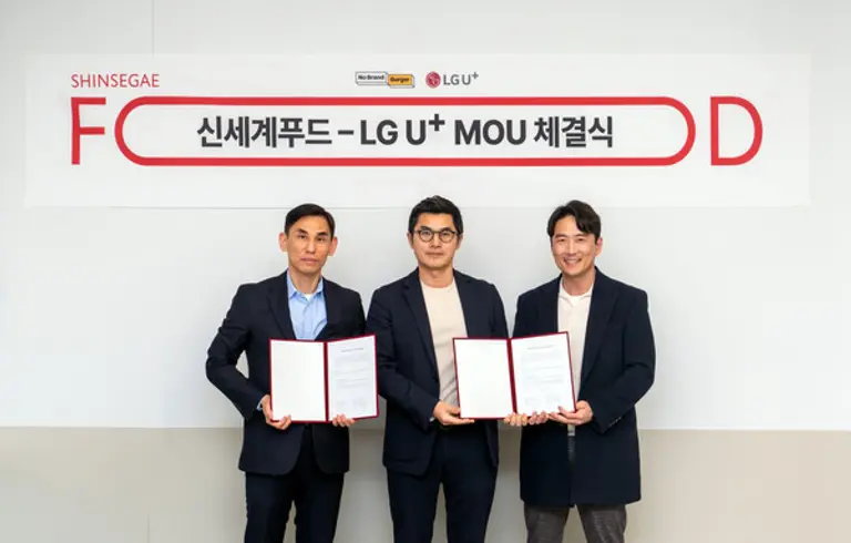 (왼쪽부터) 김규식 신세계푸드 노브랜드 버거 FC담당 상무, 김현민 LGU+ 수도권북부기업고객담당 상무, 박재강 LGU+ 기업파트너담당. (제공 LGU+)