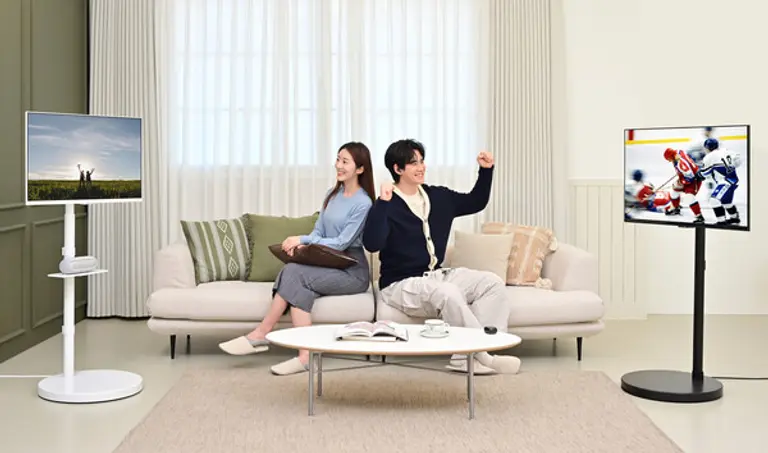 삼성전자 모델이 별도의 기기없이 인터넷만 연결되면 모니터에서 OTT와 같은 다양한 콘텐츠를 즐길 수 있는 삼성전자 스마트 모니터에 무빙스탠드를 결합한 무빙스타일을 체험하고 있다. (제공 삼성전자)